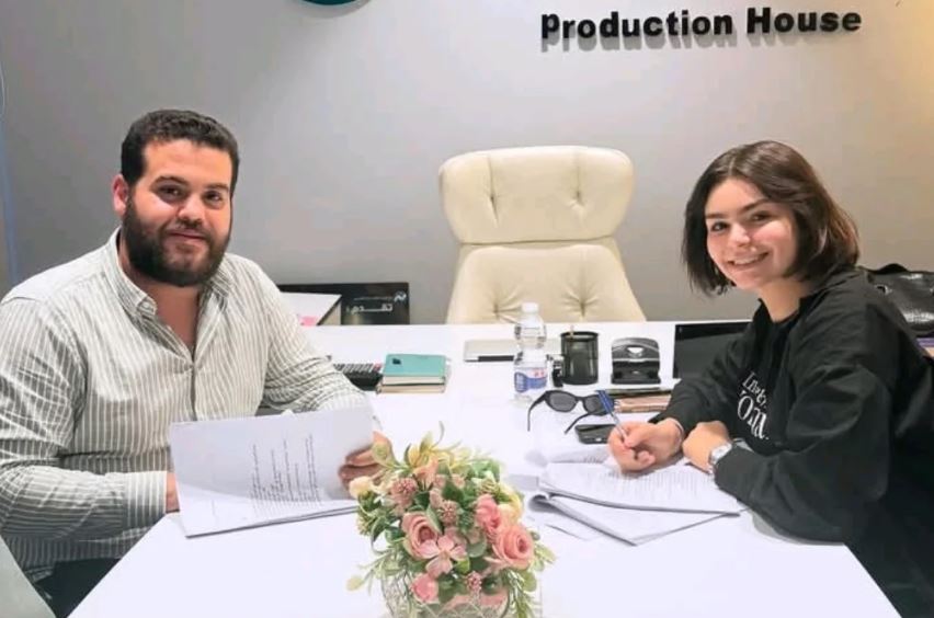 نرمين أشرف لحظة لتوقيع على مسلسل زناقي العز