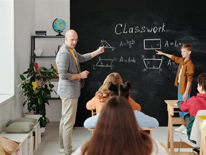 في يوم المعلم.. كيف يؤثر في الطلاب داخل المدرسة وخارجها