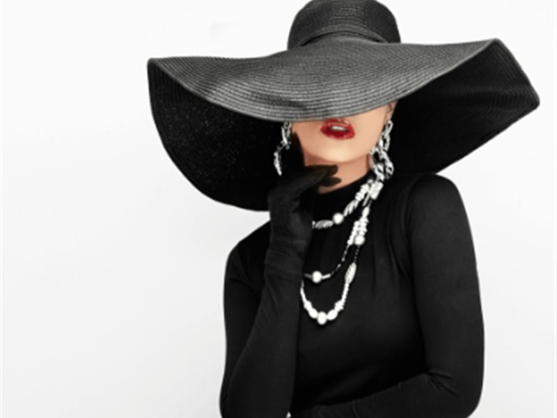 ارتداء المجوهرات بطريقة عكسية أحدث صيحات مهرجان البندقية السينمائي