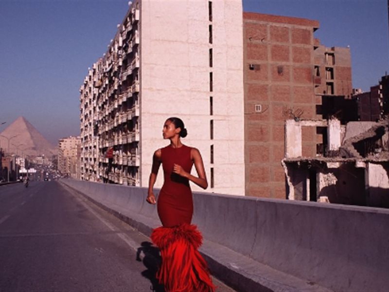 إيمان همام في جلسة تصوير في شوارع مصر