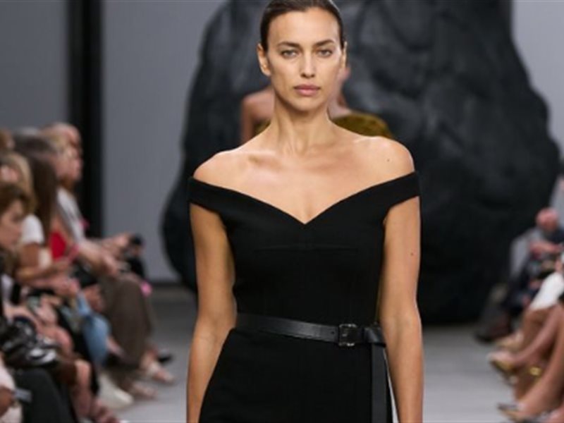 حقبة التسعينيات تسيطر على مايكل كورس في أسبوع الموضة بنيويورك