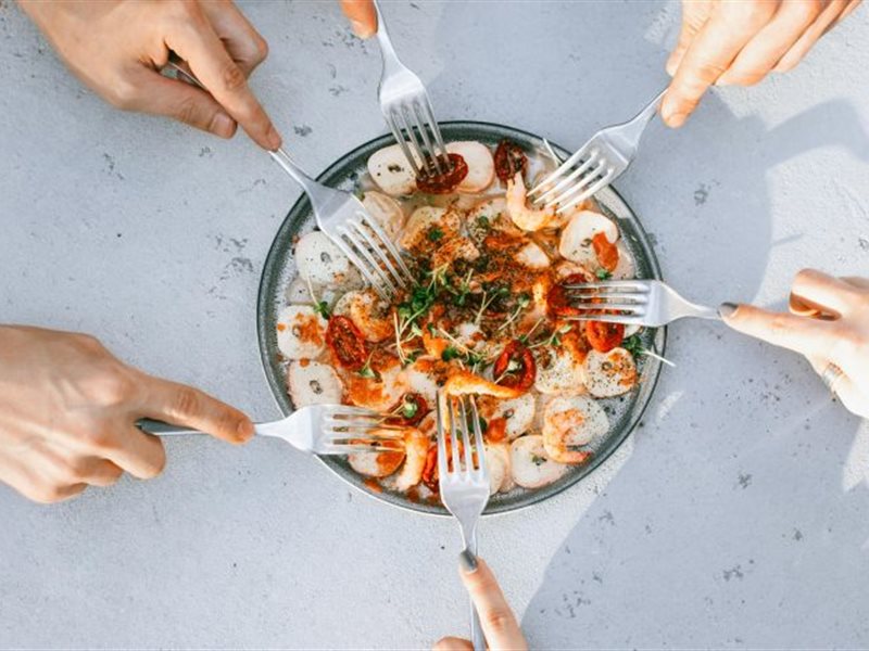 حضّري سلطة الروبيان والأفوكادو بسهولة في مطبخك