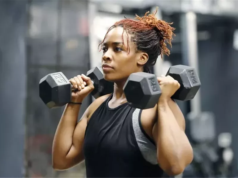 كيف يساعدك تناول البروتين في بناء العضلات؟