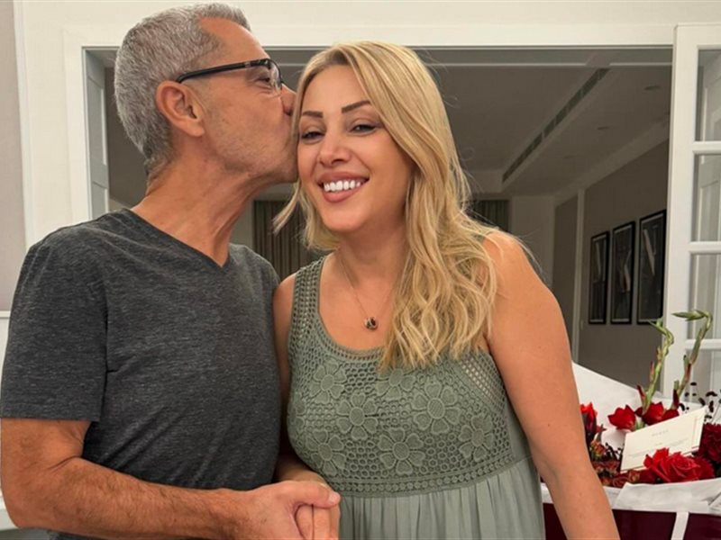 مصطفى الأغا يحتفل بعيد ميلاد زوجته بطريقة رومانسية