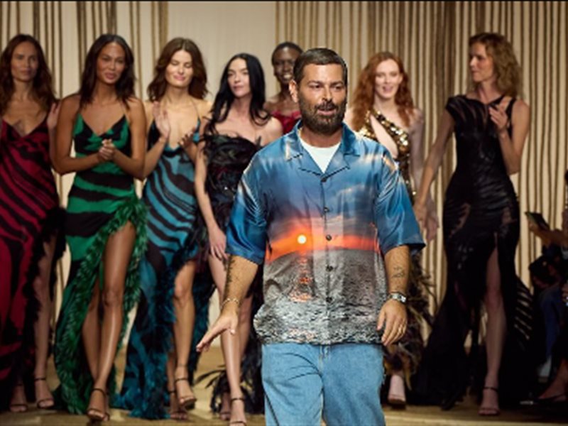 “روبرتو كافالي” تخلّد تصميمات مصممها الراحل في ميلانو