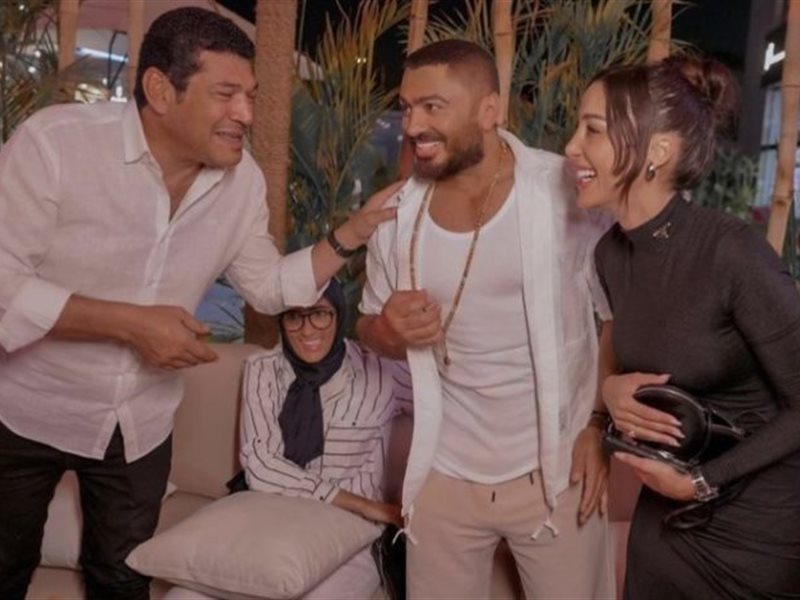 تامر حسني يفتتح مطعمه بحضور عدد من الفنانين
