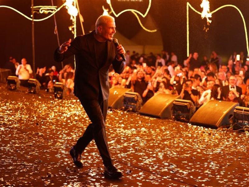 بالصور.. عمرو دياب يتألق في حفل ضخم أمام الأهرامات