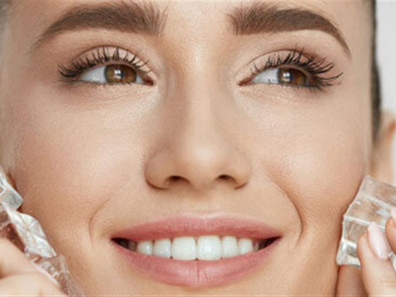 فوائد الثلج لصحة البشرة.. كيف يمكن استخدامه؟