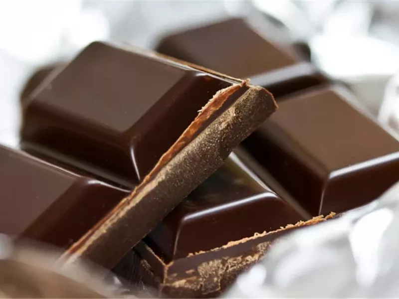 7 فوائد تقدمها الشوكولاتة الداكنة لصحتك.. منها نضارة البشرة