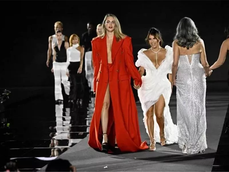 إطلالات النجمات في عرض أزياء L’Oréal Paris