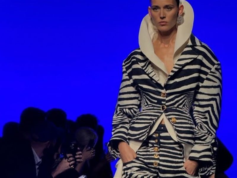 مجموعة الأزياء لربيع وصيف 2025 من Schiaparelli استكشاف المستقبل بلمسات عتيقة