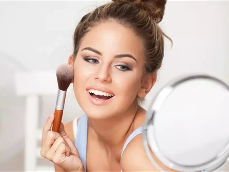 إطلالة الجامعة.. نصائح لمكياج خفيف يبرز جمالك الطبيعي