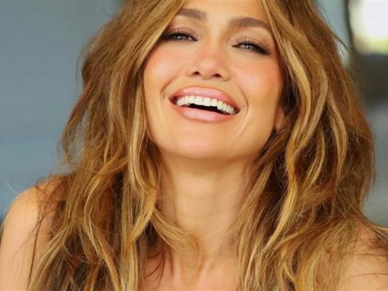 جينيفر لوبيز تتألق بإطلالة شبابية ساحرة في أحدث جلسة تصوير