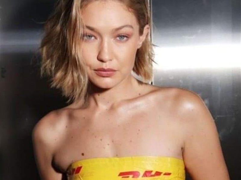 جيجي حديد تثير الجدل بإطلالة جريئة في عرض أزياء فيتمان بشريط تغليف “DHL”