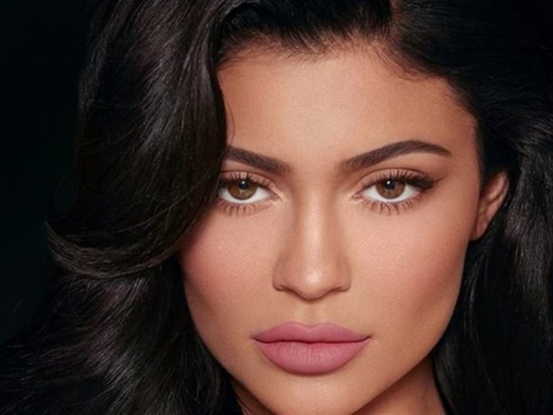 كايلي جينر ترتدي وجهها بتوقيع “أوليفير روستينغ”