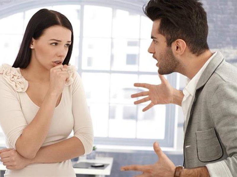 علامات تشير على وجودك في علاقة مع شخص مسيطر