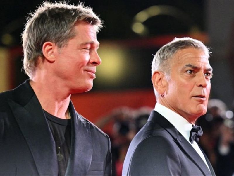 براد بيت وجورج كلوني مصوران صحفيان في مهرجان فينيسيا