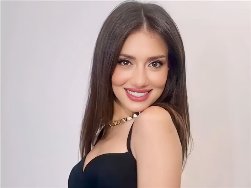 جيهان الشماشرجي تتألق  بإطلالة أنثوية ساحرة بفستان أسود قصير