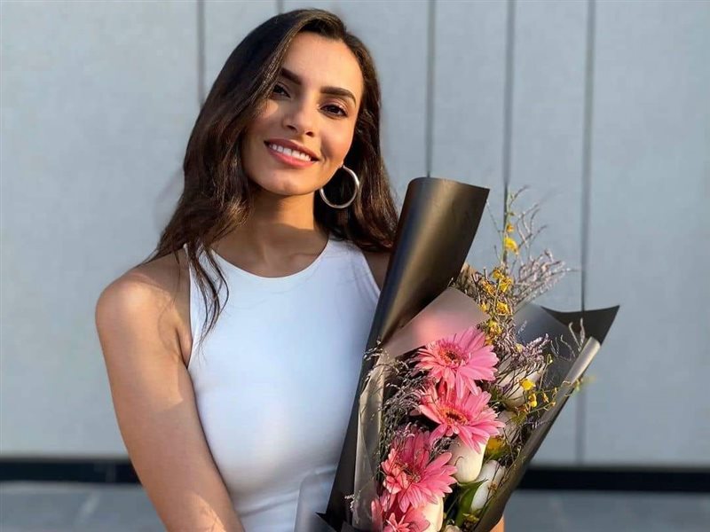 كارمن سليمان تودع الصيف بإطلالة حيوية ومميزة