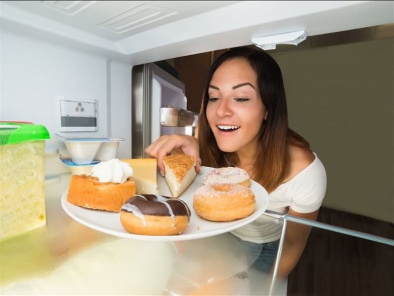 هل الإفراط في تناول السكر يضر بشرتك؟ 