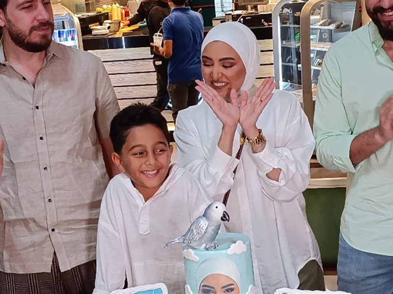 على أنغام زنجباري.. هلا رشدي تحتفل مع صناع أغنيتها بعيد ميلادها 