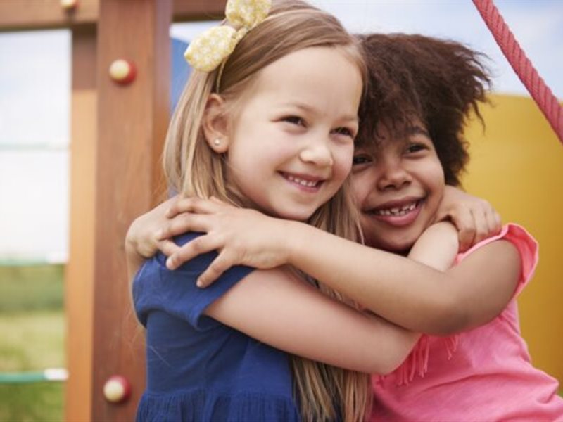 كيف تساعدين طفلك أن يصبح صديقًا طيبًا؟