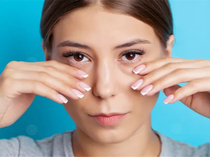 6 علاجات منزلية مفيدة للتخلص من انتفاخات تحت العين 