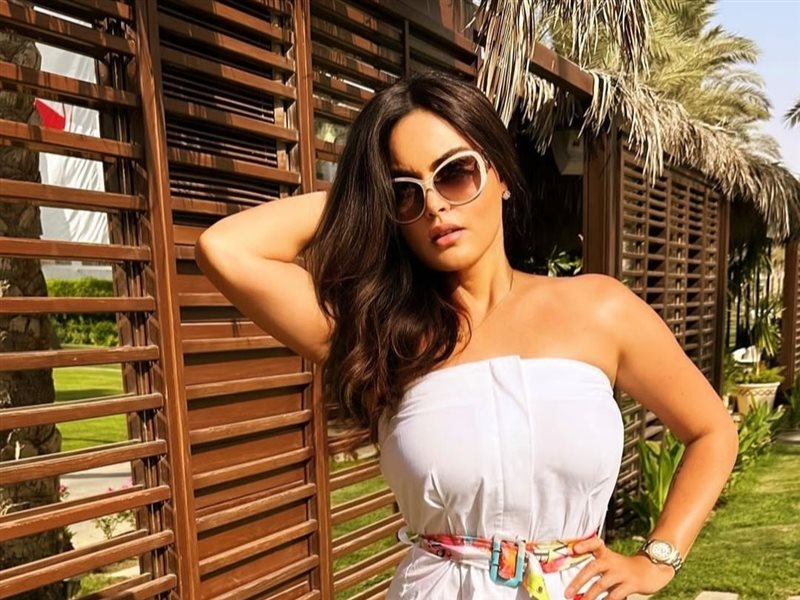 رشا مهدي تودع الصيف بإطلالة مبهجة وحيوية وتثير ضجة عبر 