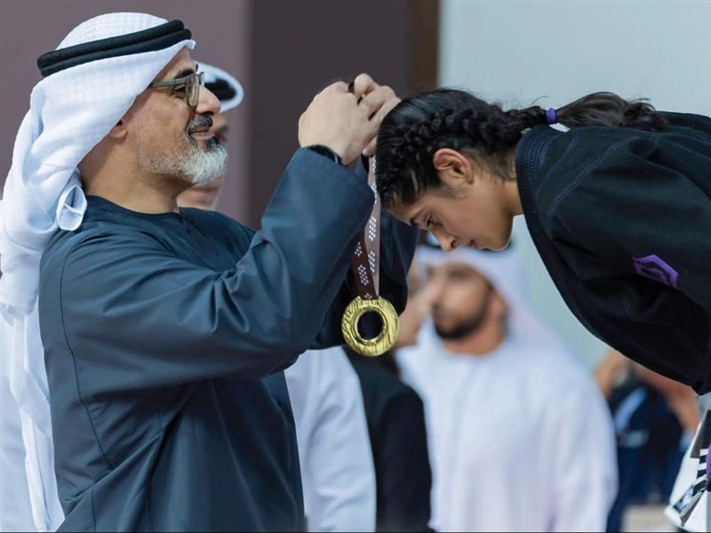 الشيخ خالد بن محمد بن زايد يدعم فوز ابنته شما في بطولة الجوجيتسو بالإمارات 