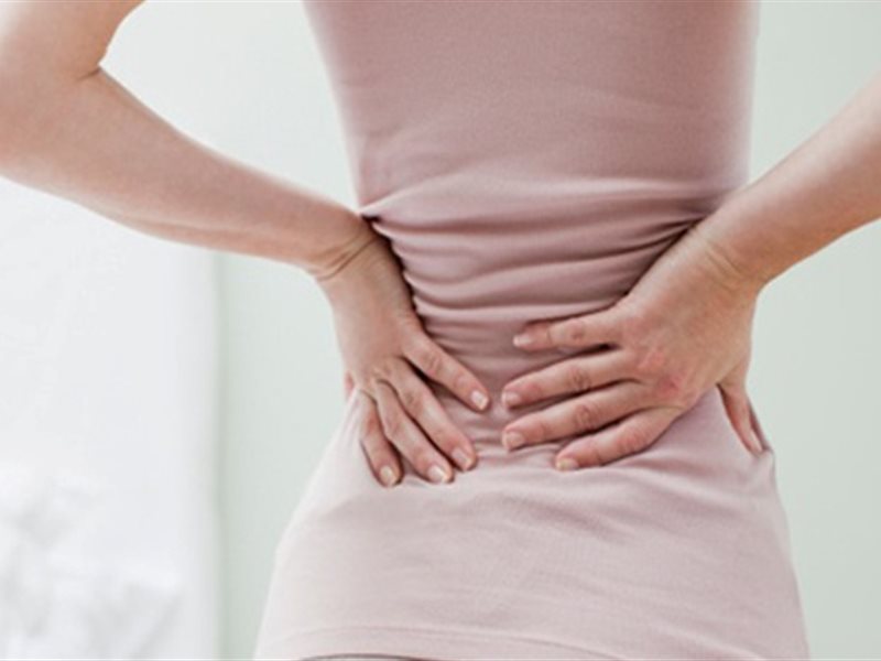 ما العلاقة بين الإمساك وألم الظهر.. هل يمكن التخلص منه؟ 