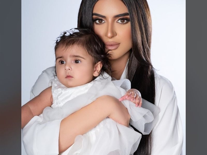 الشيخة مهرة تشارك لحظة خاصة مع ابنتها بإطلالة بيضاء عبر إنستجرام 