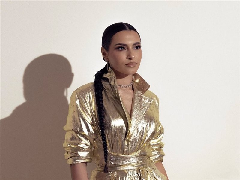 كارمن سليمان تتألق بإطلالة ذهبية ساحرة في أحدث ظهور لها 