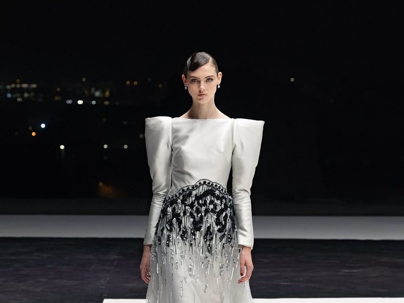 عدنان أكبر يقدم مجموعة 