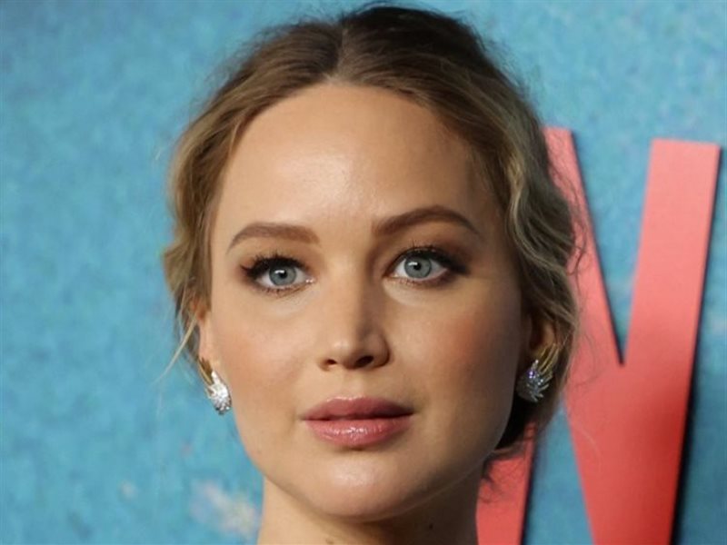 جينيفر لورانس تنتظر طفلها الثاني مع زوجها كوك ماروني