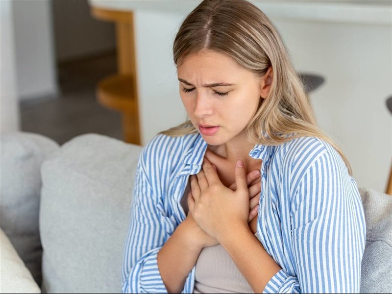 ألم الصدر لا يشير دائمًا لنوبة قلبية.. إليك أبرز أسبابه 