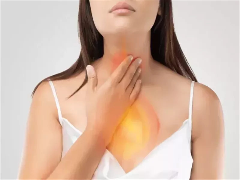 5 عادات خاطئة تهددك بحرقة المعدة.. منها وضعية النوم