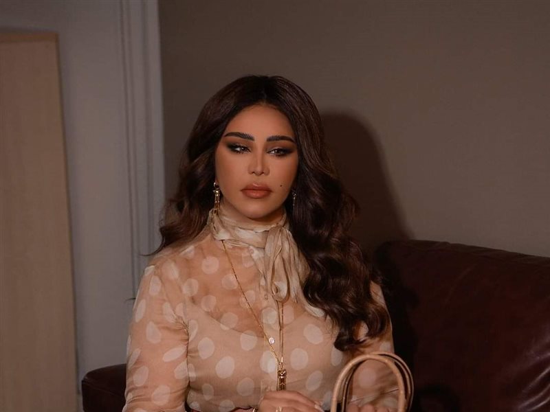 أحلام الشامسي تتألق بستايل البولكا دوت في أحدث ظهور لها 