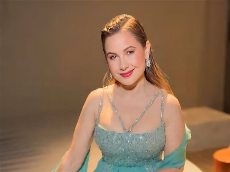 ريا أبي راشد تتألق بإطلالة أنيقة من تصميم  