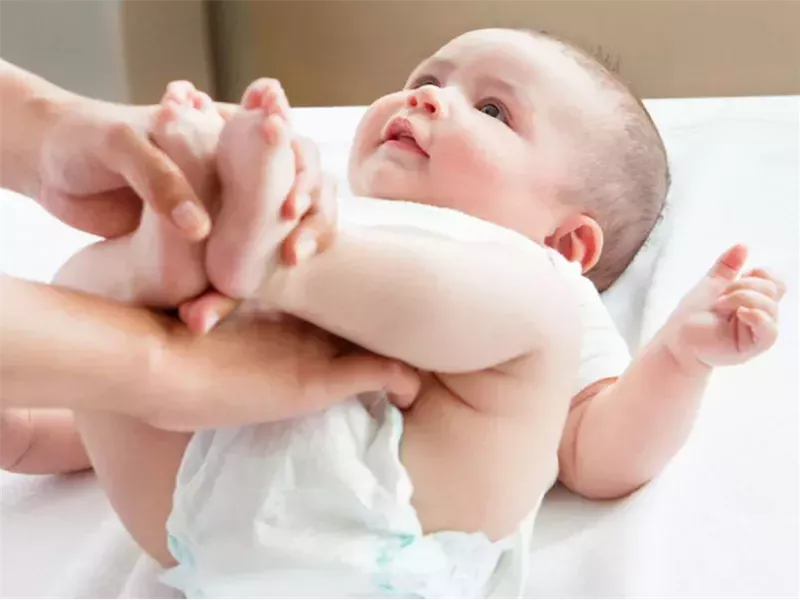 البراز الأخضر عند الأطفال.. متى يكون طبيعي ومتى يستدعي استشارة الطبيب؟