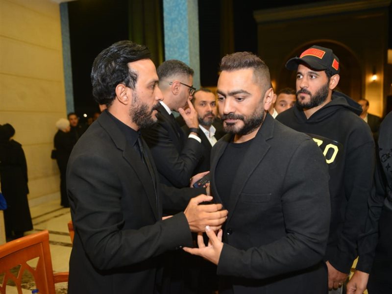 تامر حسني وكهربا وهاني رمزي يقدمان واجب العزاء في والدة أحمد عصام (صور) 