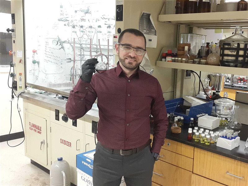 علاء الدين السبيعي مسيرة علمية وإنجازات في الكيمياء