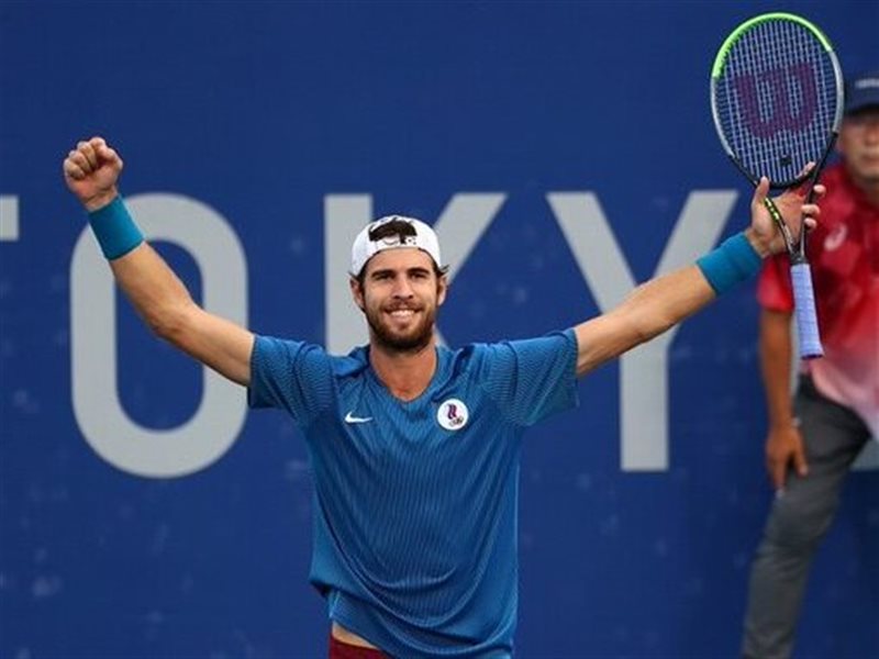 كارين خاتشانوف يتألق ويصل إلى ربع نهائي بطولة باريس ماسترز للتنس