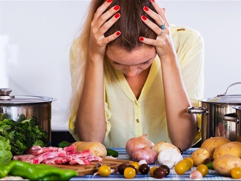 أبرزها الحلويات.. أطعمة يجب تجنبها لعلاج القلق والتوتر 