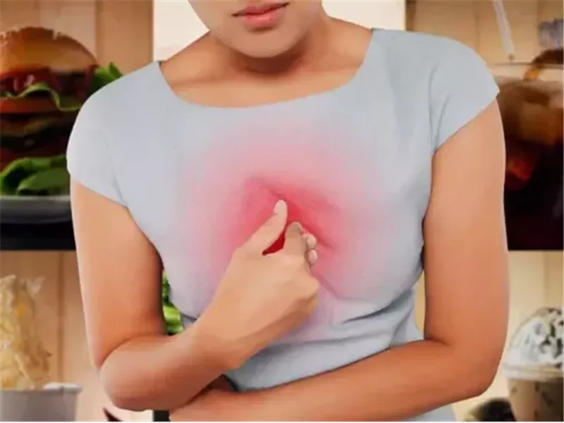 7 علاجات منزلية لتخفيف حرقة المعدة.. منها تجنب الملابس الضيقة 