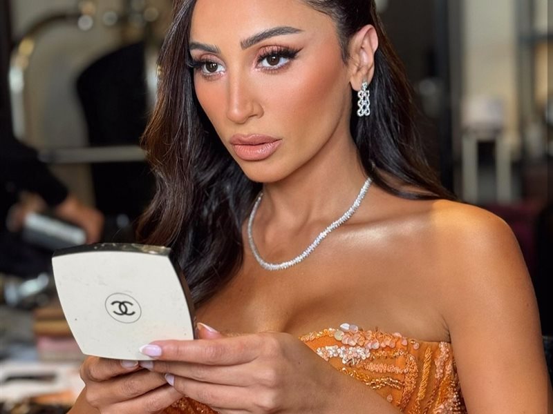 دينا الشربيني تتألق بالبرتقالي في حفل زفاف ابنة شقيقتها