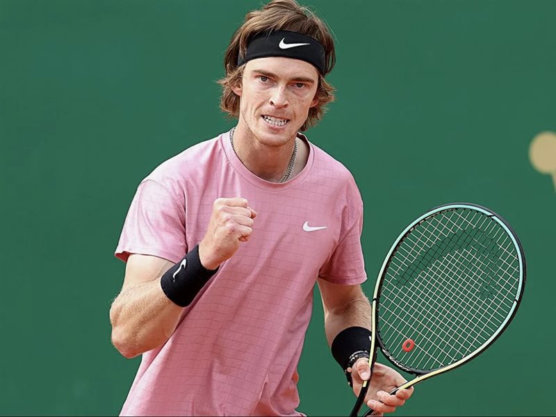 روبليف يتأهل إلى ربع نهائي بطولة ميتز بفوز صعب على سونيجو