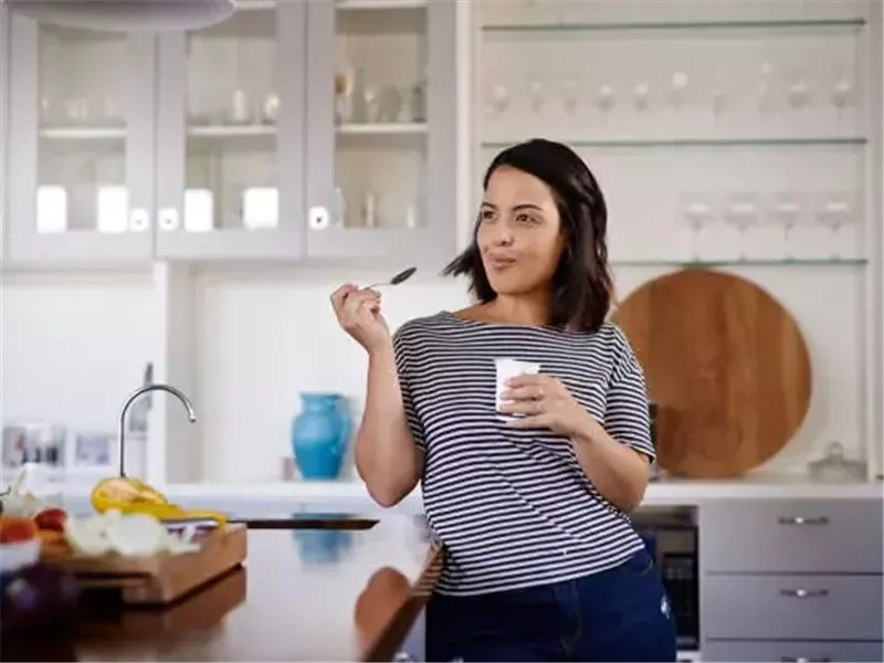 استبدال الحليب بالزبادي قد يساعد النساء على تجنب هذا المرض 