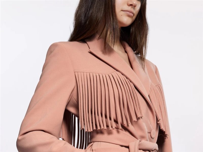 دار إيلي صعب تطلق مجموعة شتاء 2025 تحت شعار  أغنية لا تنتهي أبداً 