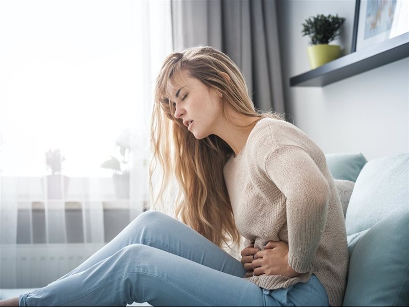 ليس لها أسباب.. طبيب يكشف أعراض بطانة الرحم المهاجرة 