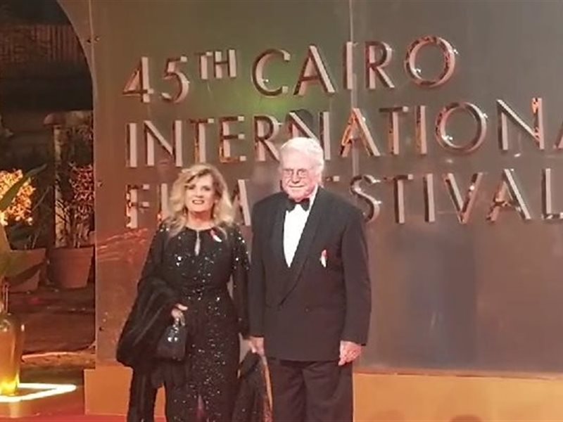 حسين فهمي وزوجته أول الحاضرين لافتتاح مهرجان القاهرة السينمائي 